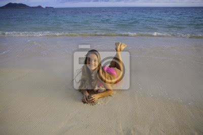 Piękne dziewczyny w bikini na plaży Fototapeta Fototapety lei bikini Pacyfik myloview pl