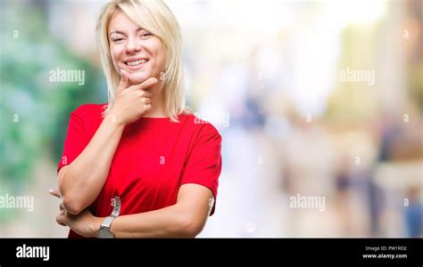 Junge hübsche blonde Frau tragen rote T Shirt über isolierte Hintergrund in Kamera schaut