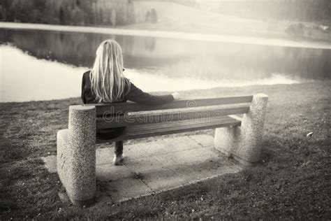 Photos De Seule De Fille Vue Blonde De Dos Photos De Stock Gratuites Et Libres De Droits De