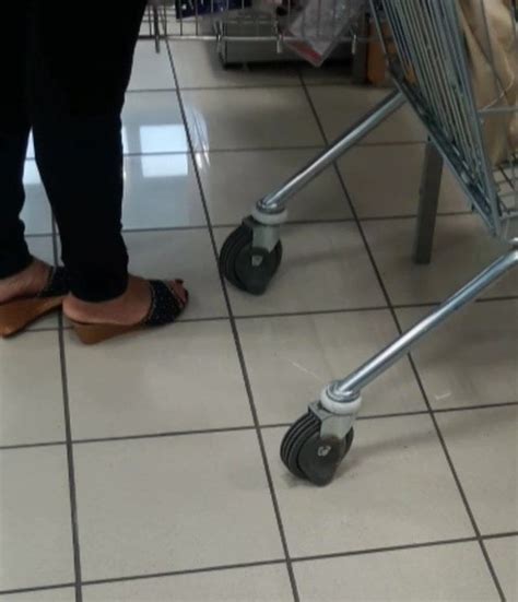 Signora Piedi DA Sborratoio Al Supermercato Free Porn A XHamster