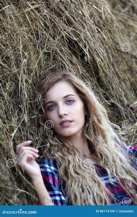 Het Jonge Blonde Blauw Eyed Meisje Van Het Land Dichtbij Hooibergen Stock Afbeelding Image Of