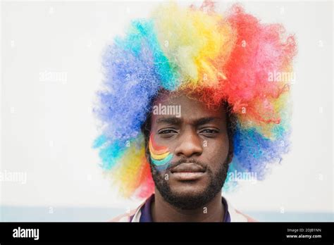 Homme afro américain à la fierté gay en plein air Photo Stock Alamy