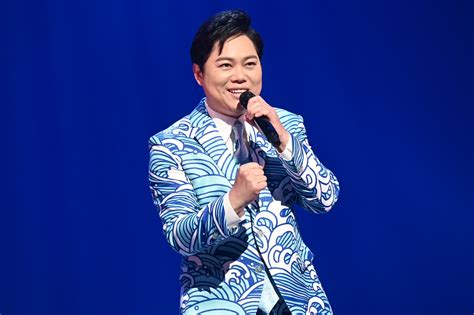 三山ひろしが笑顔＆涙の15周年リサイタル！感謝を込めたビタミンボイスで熱唱 カラフル