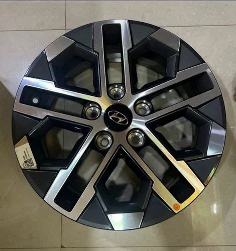 Hyundai Venue Diamond Cut Alloy Wheels Size At Set In