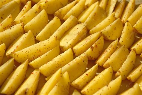 Batatas fritas rústicas cortadas em rodelas mais grossas servidas