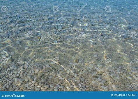 Piedras En La Agua Y Las Ondulaciones De Mar Guijarros Bajo El Agua