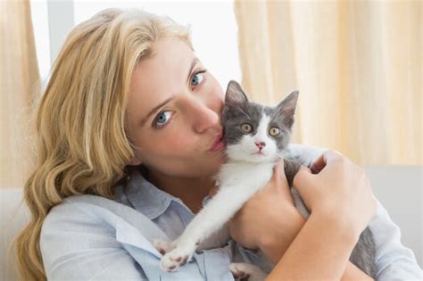 Premium Photo Pretty Blonde With Pet Kitten On Sofa