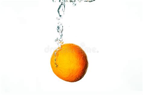 Zambullidas De La Fruta Fresca En El Agua Con Las Burbujas Imagen De