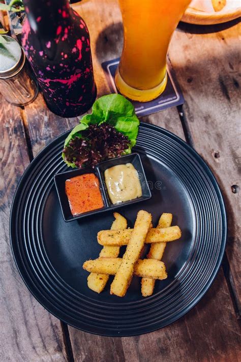 Las Patatas Fritas Del Condimento Sirvieron Con Mayonesa Y Mil Salsas