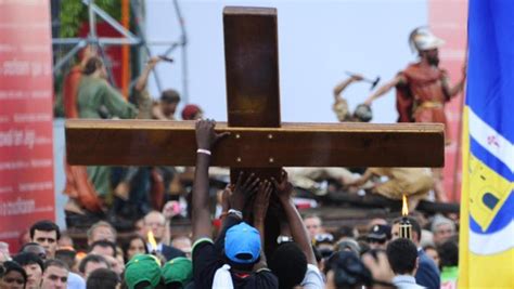 Il Papa Solo Portando La Croce Si Capisce Cristo La Stampa