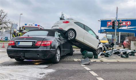 Zwei Verletzte bei Unfall in St Ingbert Innenstadt Ampelanlage zerstört