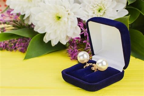 Jewelry Anniversary Gifts by the Year Series: Part 1 | Lavalier