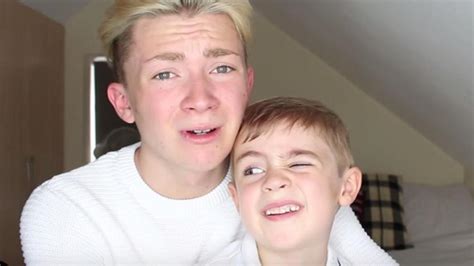 La reacción de un niño de 5 años cuando su hermano le explica que es gay