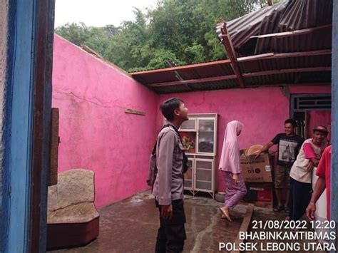 Diterjang Angin Puting Beliung Atap Rumah Warga Melayang