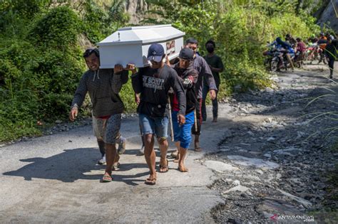 Jalan Tertutup Material Longsor Warga Terpaksa Usung Peti Jenazah