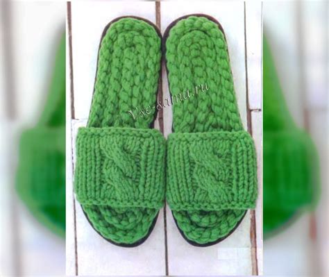Вязаные тапочки-шлепанцы с рельефным узором