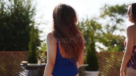 Bonitas Chicas Calientes Bailando En Bikini Con Flotadores Inflables En La Piscina Mujeres