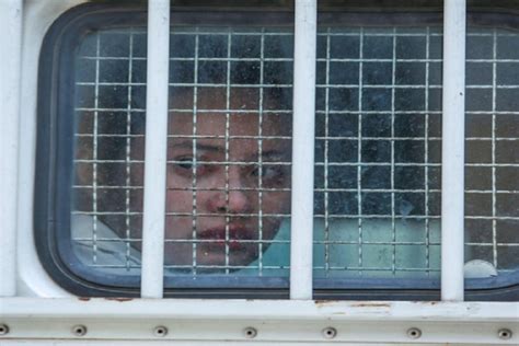 Hot girl Ngọc Miu bật khóc sau khi tuyên án lặng lẽ nhìn người thân từ phía xa