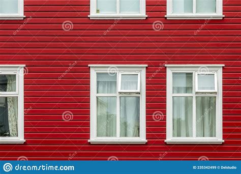 Ventanas En Una Pared Pintada De Rojo Colorido Detalles De Arquitectura