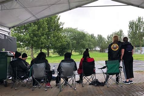 Fyrstu gestir Guns N Roses mættu í röð klukkan sex í morgun DV