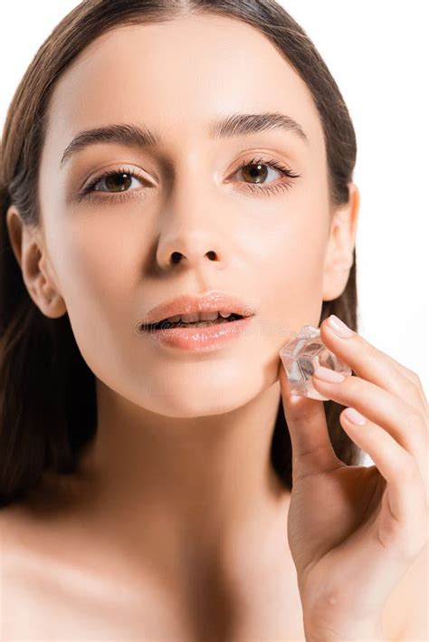 Brunette Joven Mujer Desnuda Con La Piel Perfecta Sujetando Cubo De Hielo Cerca De La Cara