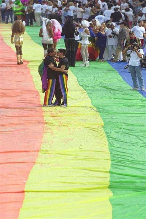 Justiça do Rio autoriza casamento gay