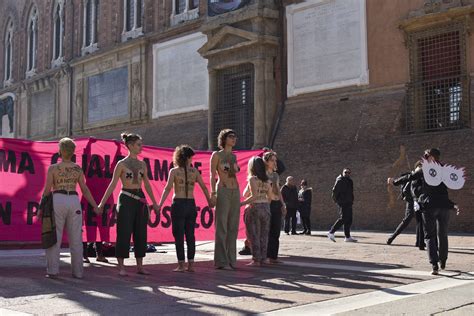 Bologna Nude In Piazza Maggiore Per Denunciare L Oppressione Di Terre E Corpi