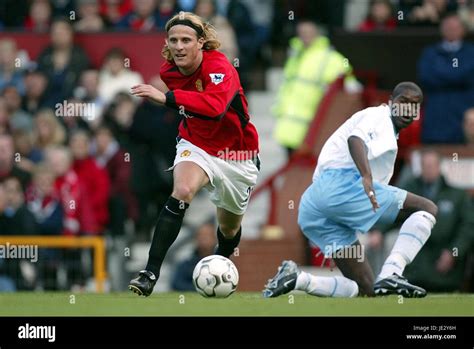 DIEGO FORLAN & IAN TAYLOR MANCHESTER UTD V ASTON VILLA OLD TRAFFORD ...