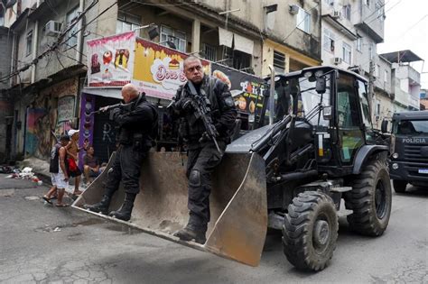 En Medio De La Ola De Violencia El Gobierno De Brasil Desplegó Mil Policías Y Topadoras En Las