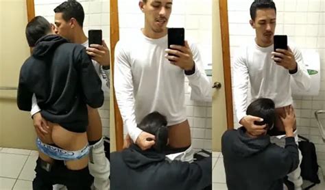 Le dan el desayuno en un baño público Sexo gay gratis