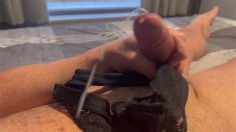 穿着黑色蕾丝丁字裤在我室友的床上手淫差点被抓住 Pornhub Gay