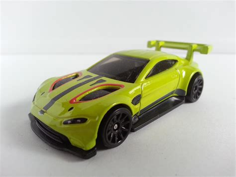 Hot Wheels Aston Martin Vantage Gte Pozri Al Ie Fotky Aukro