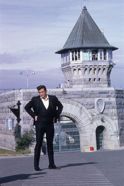 Johnny Cash standing outside of Folsom Prison, 1968 : OldSchoolCool