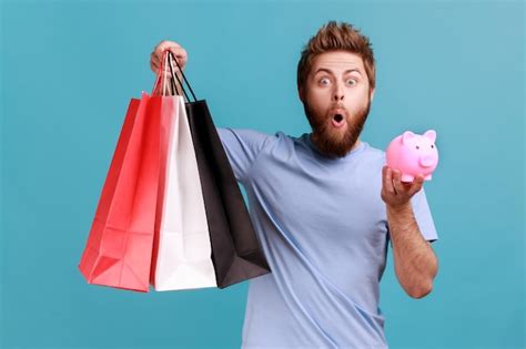 Homem Segurando Sacolas De Compras E Cashback De Cofrinho De Compra De