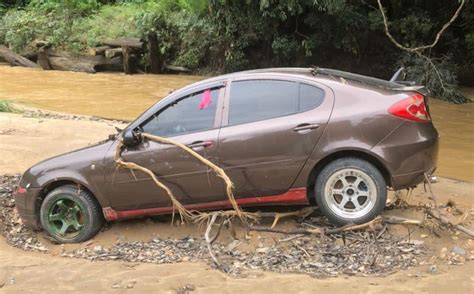 Kereta Berselut Lumpur Sekeluarga Dikhuatiri Lemas Dihanyutkan