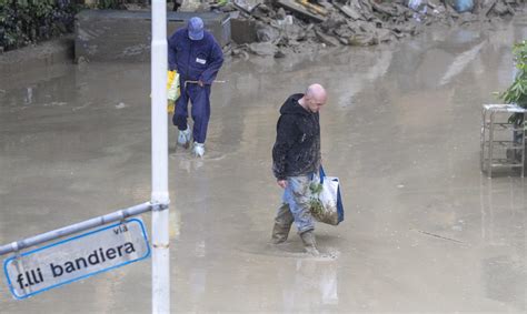 Alluvione In Emilia Oggi E Domani Allerta Rossa Oltre Mila