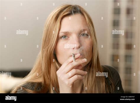 Blonde Women Smoke Cigarettes Fotos Und Bildmaterial In Hoher Aufl Sung Alamy