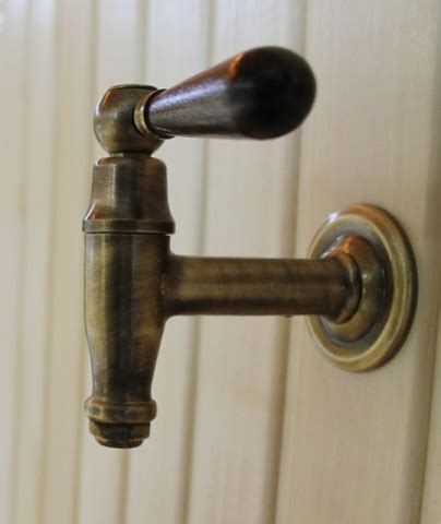 Кран для бани: бронзовый, с деревянной ручкой, для горячей воды
