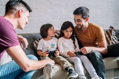 Una Pareja Gay Se Divierte Jugando Videojuegos Con Sus Hijos En Casa Concepto De Familia