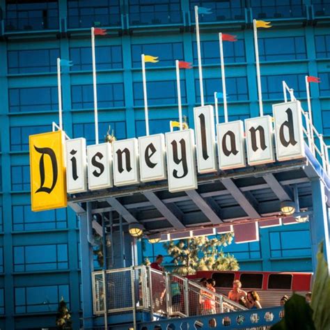 10 Essential Things To Do In Disneyland Dont Just Fly