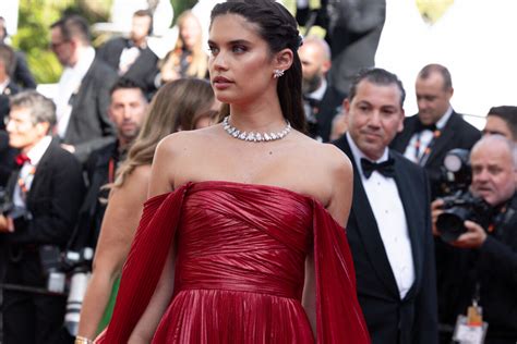 Photo Sara Sampaio Bijoux Messika Montée des marches du film