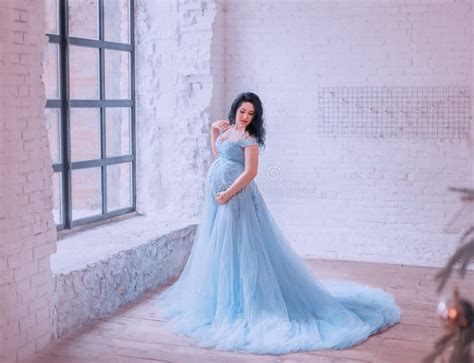 Attraktives Brunette Schwangeres Mädchen Im Geräumigen Raum Mit Weißer Backsteinmauer Durch Das