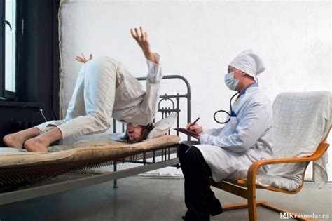 Создать мем "консультация психиатра, врач психиатр, психиатр и пациент ...