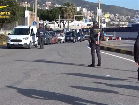 Messina Fermati Agli Imbarchi Due Corrieri Della Droga In Uno Zaino