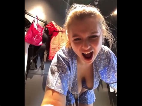 Chorreando mucho y metiéndose los dedos en el coño rosa en público XVIDEOS