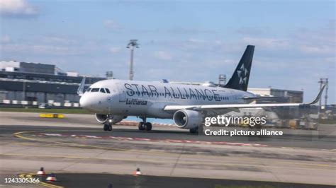 98 Lufthansa Airbus A320 200 Stock Photos, High-Res Pictures, and ...