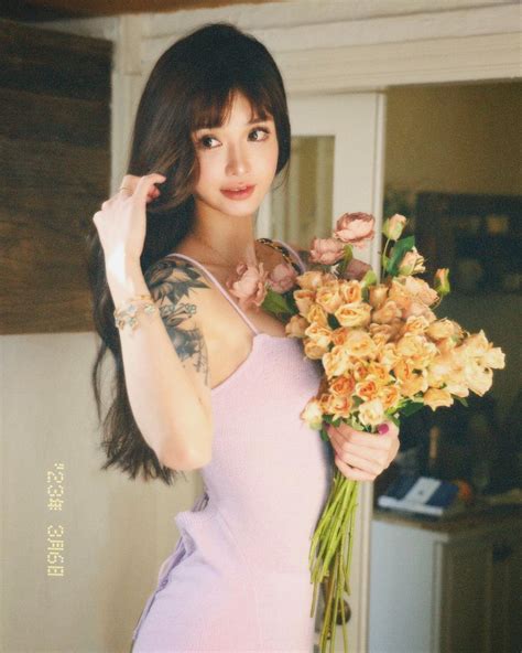 Hot girl thang máy mặc mỏng chụp ảnh trong vườn làm người nhìn khó lòng rời mắt Thời trang