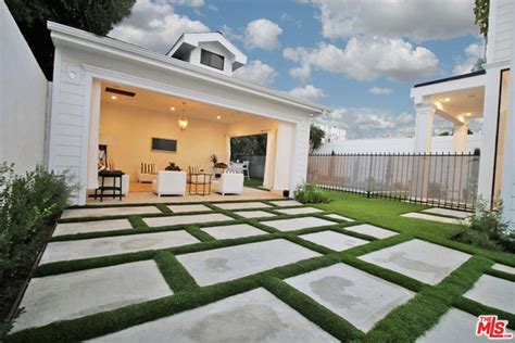 Có gì ở biệt thự sang trọng của quả bom sex Margot Robbie