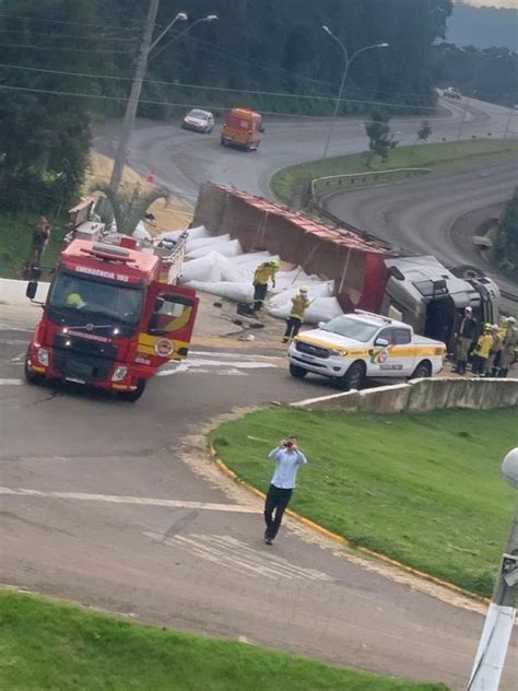 VÍDEO Veja momento que carreta tomba próximo à Ponte do Rio Uruguai