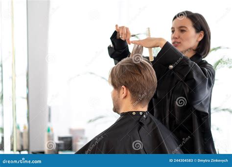 Cabelereiro Ou Cabeleireiro - Cabeleireiro Escuro Trabalhando Em Um Corte De Cabelo Estiloso Imagem ...